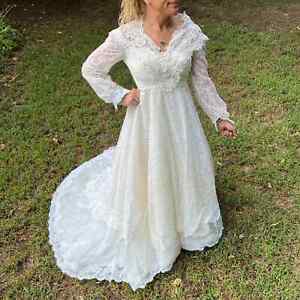 Vintage Cream Lace Long Sleeve V Neck Wedding Dress XS