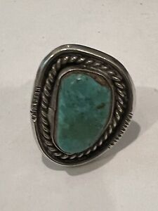 NATIVE AMERICAN VINTAGE STERLING SILVER & TURQUOISE RING