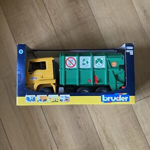 NEW IN BOX Bruder Recycling Truck Germany 4147 Actros