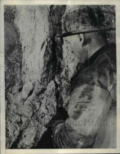 1948 Press Photo Ed Nelson Points At Stretches Of Pitchblende - nee91530