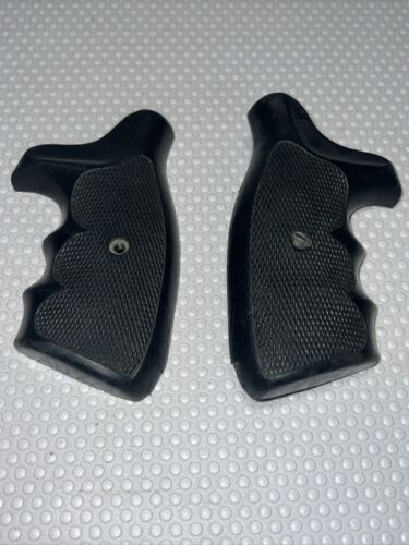 New ListingUNCLE MIKES SMITH & WESSON K & L FRAME BLACK RUBBER GRIPS 59005 SQUARE BUTT