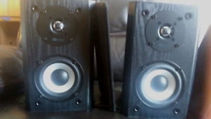 Axiom (Canada) Millennia M2 V2 8 ohm pair speakers w grills vg condition