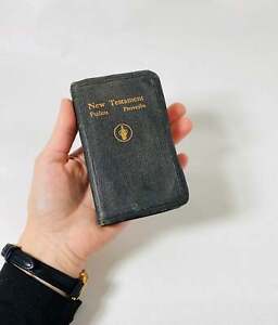 1952 small Holy Bible New Testament Vintage pocket sized black leather book King