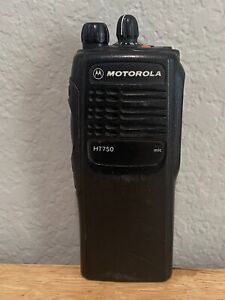 Motorola HT750 VHF Two Way Radio AAH25KDC9AA3AN  136-174 Mhz 16 Channel 5 Watt