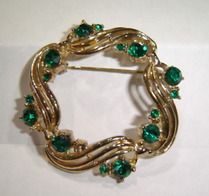 Lovely Vintage Coro Gold Tone Green stones Wreath Circle Brooch Pin