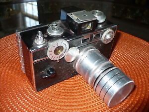 Assorted vintage file cameras in good condition.