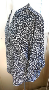 VINCE CAMUTO Size Small Animal Print Polyester Long Sleeve V-Neck Tunic Top