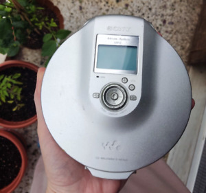 Sony DNE900 ATRAC/MP3 Walkman - Personal Portable CD Player - Silver (D-NE900/S)