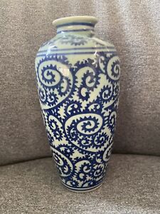 Vintage Chinese Asian Blue & White Porcelain Vase w/ Blue Curled Tendrils
