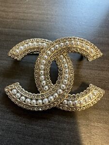 CHANEL Classic Pearl Crystal CC Logo Brooch Pin Gold Tone