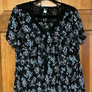 Torrid Women's floral short sleeve blouse size 2 or 18