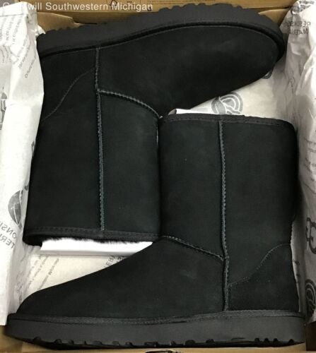 UGG W Classic Short II Snow Boots - Size 9 - PreOwned/Very Light Wear