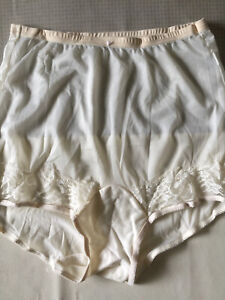 Vtg VANITY FAIR Nylon Tricot 1980s Lace Trim Panties USA Made Women's Size S/5