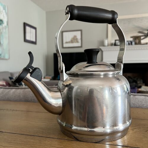 Le Creuset Stainless Steel Kitchen Whistling Tea Kettle 1.1L /2 qt.