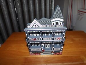 SHELIA'S COLLECTIBLE WOOD HOUSE INN AT 22 JACKSON CAPE MAY NEW JERSEY USED 1997