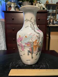Antique Chinese Famille Rose Porcelain Vase, 19th. C/ QING,  9 inch