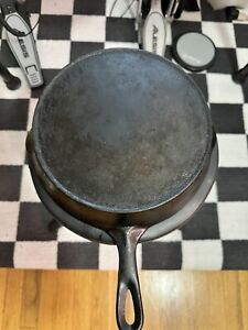 Unmarked No 8 cast iron skillet. Either Wagner Or Vollrath? Seasoned. As-is.