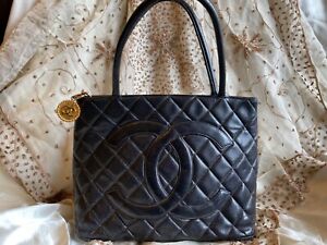 Authentic CHANEL CC Logo CAVIAR Quilted Leather Medallion Tote Bag Purse C301
