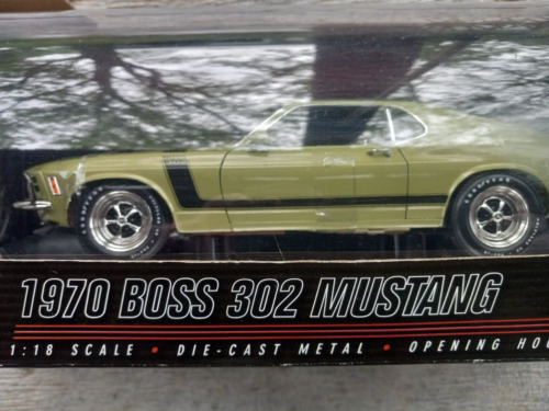 Highway 61 1/18 1970 Ford Mustang Boss 302  #50724 Medium Lime Metallic Green