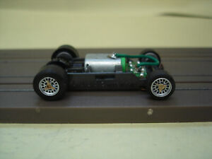 AFX RACING H.O. SCALE MEGA G+ 1.5 NARROW CHASSIS PAINTED GOLD SPINNERS SIL RIMS