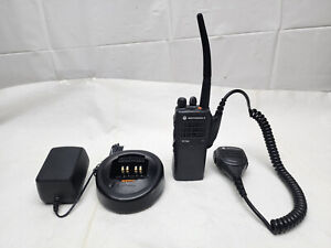 Motorola HT750 136-174 MHz VHF 16ch 2-Way Portable Radio w/ Charger