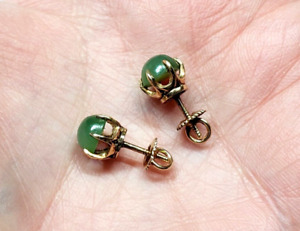 Vintage Antique 14k Solid Yellow Gold Chinese Apple Green Jade Stud Earrings