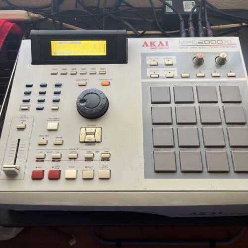 AKAI MPC 2000XL MIDI Production Center Sampler Sequencer Drum Machine