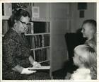 1962 Press Photo Marion Cumming Reads Book to Youngsters - hca83690