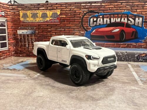 2023 Hot Wheels '20 Toyota Tacoma ( White) Off-Road Real Riders Swapped 4x4