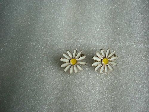 Vintage Quality White & Yellow Enamel Metal Daisy Flower Clip on Earrings