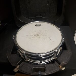 LUDWIG SILVER SNARE DRUM WITH STAND AND CASE Pre-owned