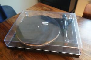 New ListingPro-Ject Debut Carbon Turntable - High Gloss Black Orofon 2M RED