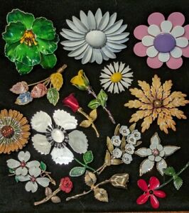 Vintage Lot Of 16 Multicolor Enamel 70s Flower And Bud Brooches