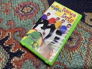 THE WIGGLES Dance Party - VHS Tape 2001, Green Clamshell Case CHIPPED