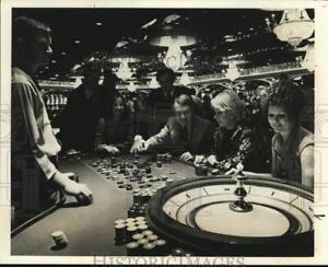 Press Photo Gamblers at a casino roulette table, Las Vegas, Nevada - sax19817