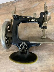 New ListingAntique Vintage Singer Mini Sewing Machine Childs Toy Hand Crank