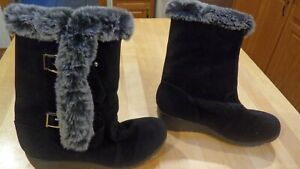 Womens Size 6.5 Winter Snow Boots Black/Gray Fur Trim