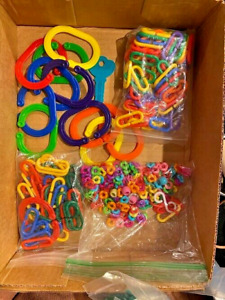 SM-PARROT/BIRD TOYS LOT, BEADS,BELLS,WOOD CHEWS,CHAIN,BALL,CLIPS,PLASTIC,CLEAN !