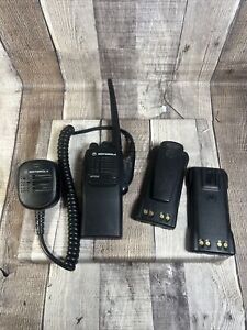 Motorola HT750 136-174 MHz VHF 16ch Portable Radio AAH25KDC9AA3AN w/Speaker Mic