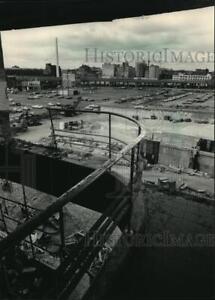 1987 Press Photo Parking structure at Blatz Brewery seen from another building