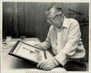 1984 Press Photo Richard Newton inspecting one of his watercolor paintings, NC