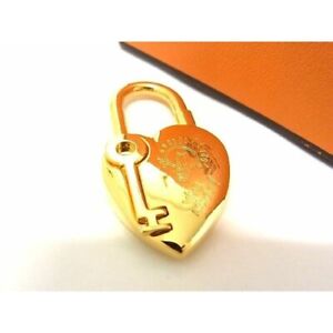 Hermes Cadena 2004 ANNEE DE LA FANTAISIE Gold Metal Heart Keyholder Bag Charm