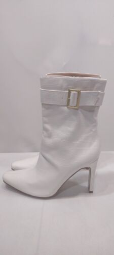 womens Winter boots Size 9.5 White.     (3)