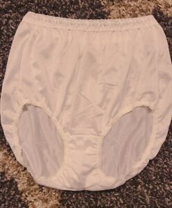 1990's Woman's Vintage Hanes 100% nylon panties w/tags (Narrow Lace) size 6-10