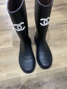 Size 41EU CHANEL Black Rubber Rain Boots White CC Logo Pull On