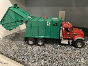 Bruder 02812 MACK Granite X2 Rear Loading Garbage Recycling Truck - Green 1:16