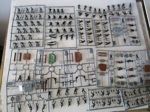 Huge Lot 1/72 scale Painted Revell ? German Soldiers figures W/Guns Imex Zvezda
