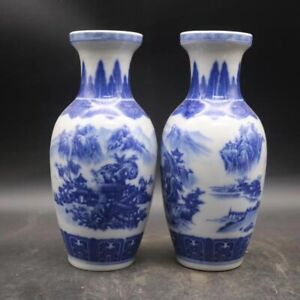 A pair of blue and white porcelain landscape vases of Qianlong in ancient China