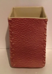 New ListingVintage Shawnee Pink USA Pottery Vase Planter #885 Faux Leather 5