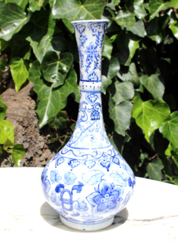 New ListingVintage Chinese Blue and White Long Neck Porcelain Bud Vase 10